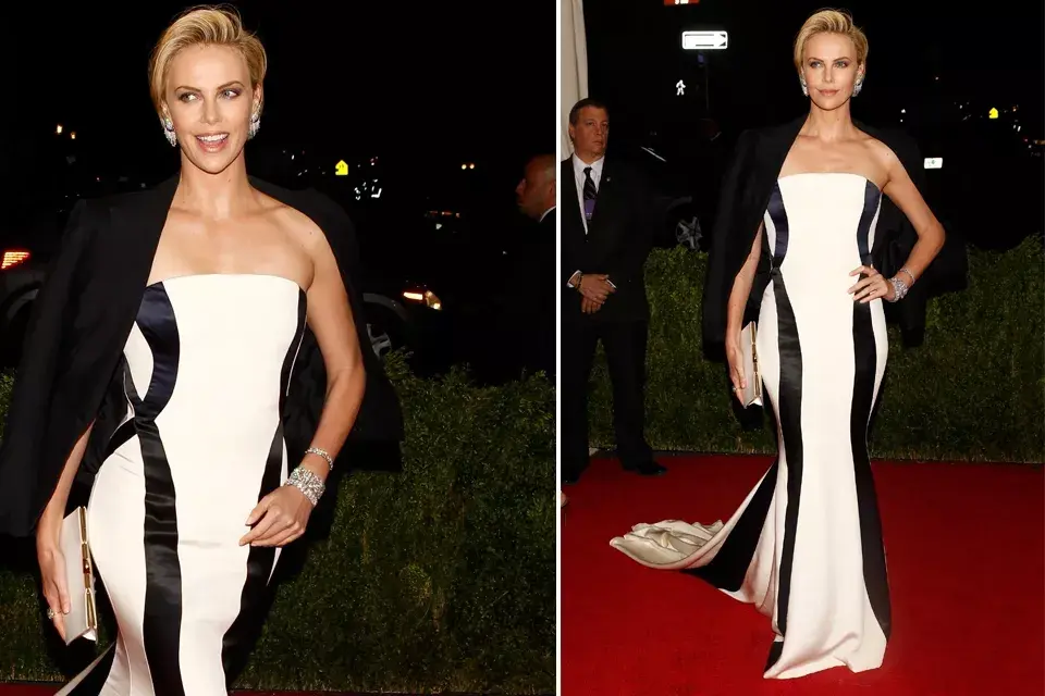 Como siempre, Charlize Theron se lució con una figura envidiable y y un vestido en blanco y negro ideal para la ocasión