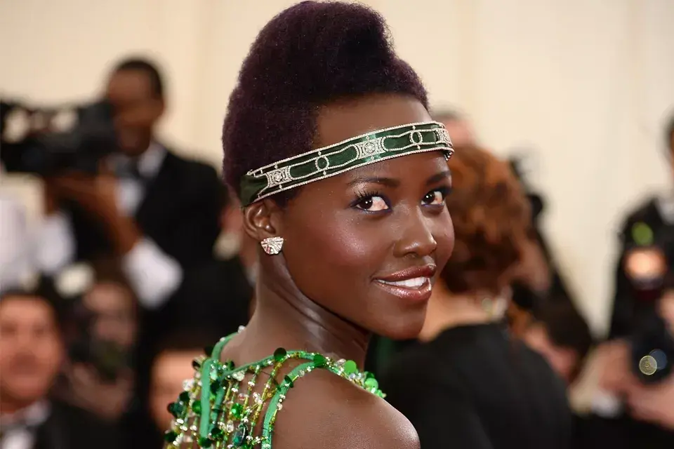 Lupita Nyong''O, de las más originales, con una vinchita verde de Prada y el pelo ligeramente violáceo. ¡Jugadísima!