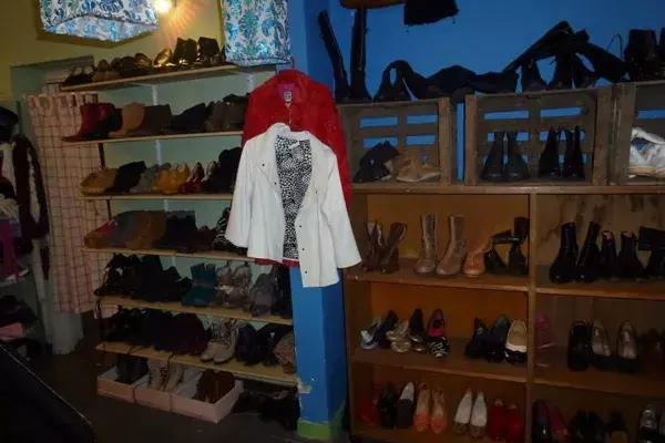 La feria vende y recibe ropa usada de marcas de primera línea y en excelente estado, también tienen algo vintage