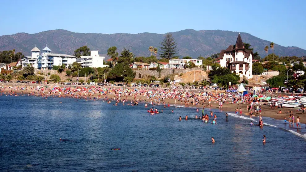 Papudo, dos horas al norte de Santiago, con perfil familiar y muchos condominios a pasos del mar