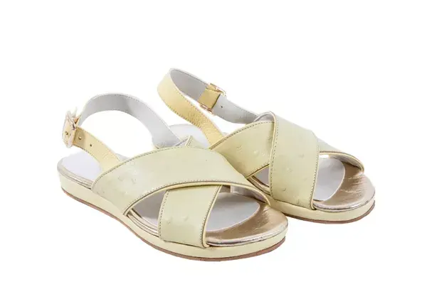 SANDALIAS DE TIRAS CRUZADAS 
(LAZARO, $1148).