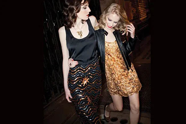 Mavi: vestido (Cambac, $4100),  colgante geométrico (Muaa, $52). Patricia: vestido bordado (Kosiuko, $1758), chaqueta (Paula Cahen D''anvers, $3800), stilettos (Paruolo, $1199), anillo con púa (Complot, $40)