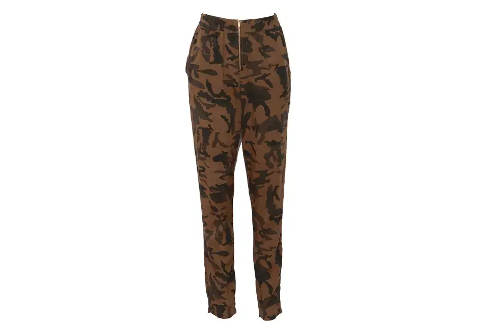 Pantalón tipo babucha con estampa militar (47 Street, $599)
