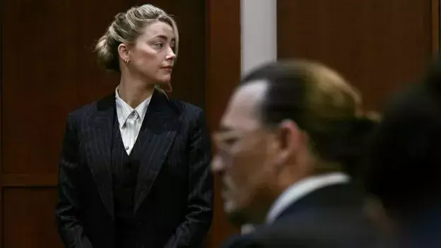 Amber Heard durante su declaración estrado, contestando las preguntas de la abogada de Johnny Depp.