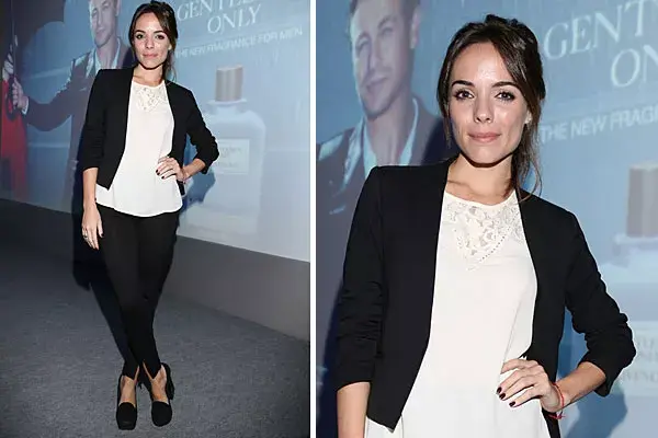 ¿Te parece muy sobrio el look de Luciana Attias? Blazer y pantalón negro, con remera con detalle en encaje