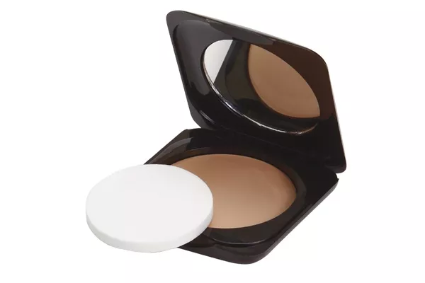 La BB cream de Monique ($59,90) viene en formato compacto y humecta, ilumina, protege del sol, disimula las imperfecciones y otorga color,actuando como una base de maquillaje liviana