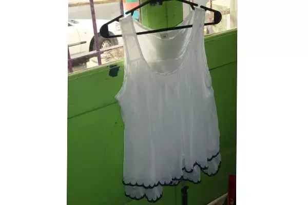 La feria vende y recibe ropa usada de marcas de primera línea y en excelente estado, también tienen algo vintage