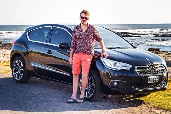 Guillermo Pfening dejó el ritmo vertiginoso de la ciudad para pasar unos días en la costa. ¿Cómo se lookeó? Camisa con estampa de colores, bermuda coral, ojotas y anteojos de sol re cancheros