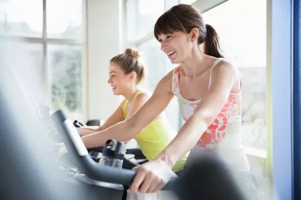 Hay opciones con beneficios múltiples, otras que combinan sesiones de spa y gimnasia