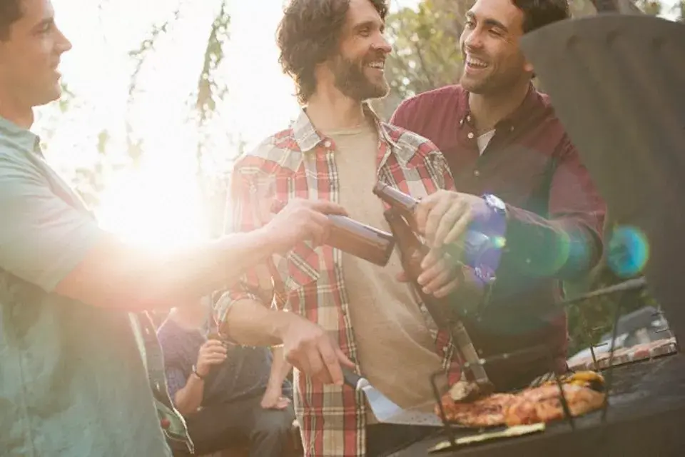 Si tu hombre invita a sus amigos de la infancia a tu casa, preparate...hay otros como él que también están cambiando de década