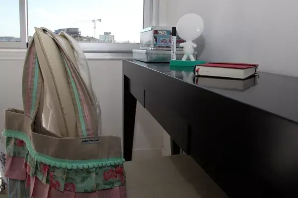 Frente a la cama, se armó un pequeño escritorio para ella con dresoire Ginger ($8540, Fontenla) y algunos detalles simpáticos como el muñeco Titto, las cajas organizadoras y el cuaderno ($88; $173 c/u y $52, todo Ominim Sorpresería). Silla Terry ($1262, Fontenla) con bolsa con volados ($52, Vajillas