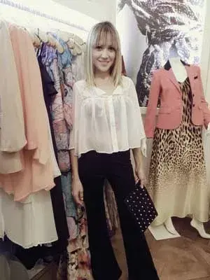 Valeria Gastaldi con una camisa bien suelta y semitransparente, pantalones oxford y un sobre negro con tachas. ¿Te gusta su look?