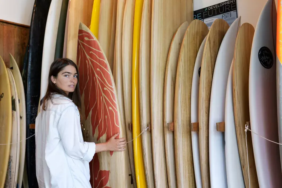 con tablas por todos lados y una decoración con mucha onda, un espacio para visitar