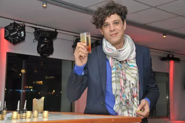 Ludovico di Santo dejó por un rato el pelo engominado de su personaje de El elegido para mostrar sus rulos. ¿Cómo les gusta más?