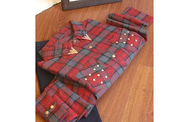 Una camisa de la colección de invierno, con tachas