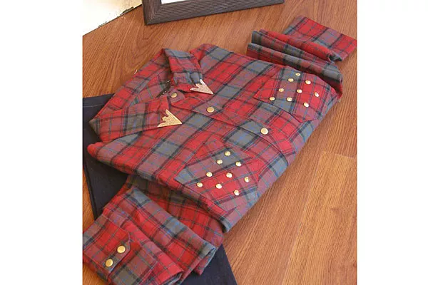 Una camisa de la colección de invierno, con tachas