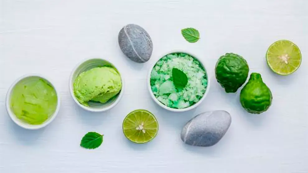 Exfoliante casero con limón y azúcar. En esta versión se le agregó palta para hidratar la piel