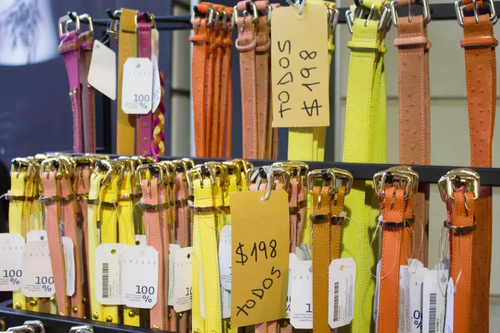 Un buen detalle de color para las que no se animan  a los naranjas y amarillos de esta temporada, es incorporarlos en accesorios como estos cinturones.