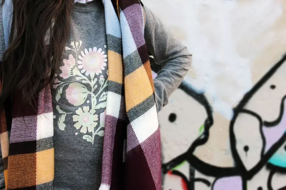 Ruana de Gypsy $670 / Buzo de Chai $450 / Camisa de Lia Trademark $400 / Calzas de Yagmour $349 / Botas de Le Loup $1460