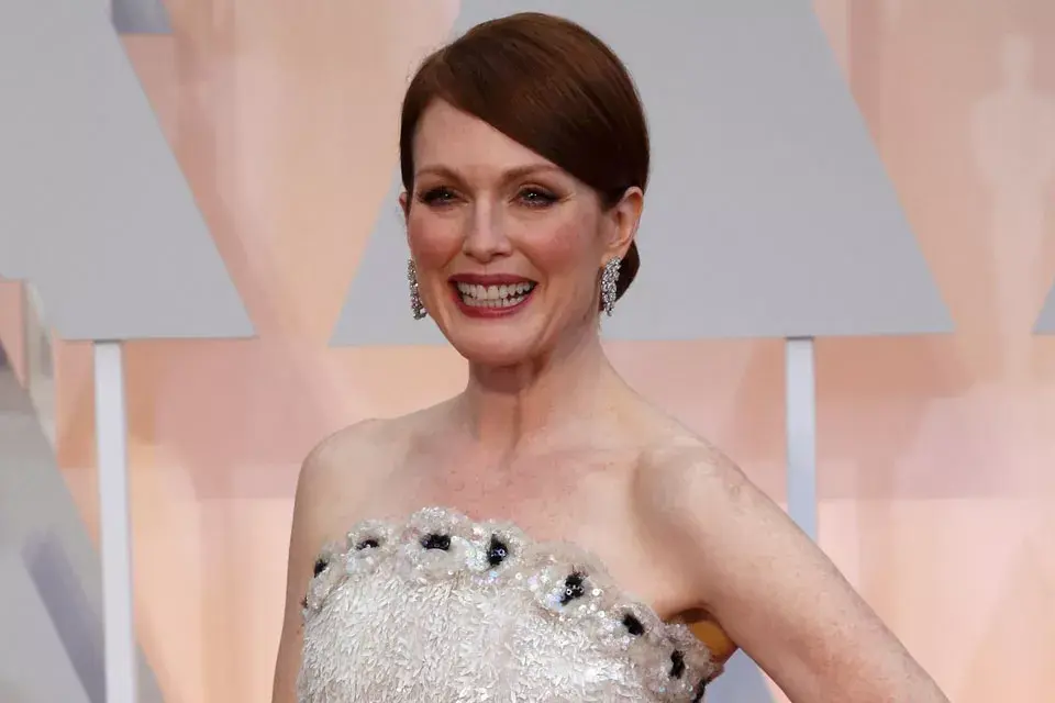 Julianne Moore y un perfecto recogido que la catapulta como una de las más elegantes de la noche