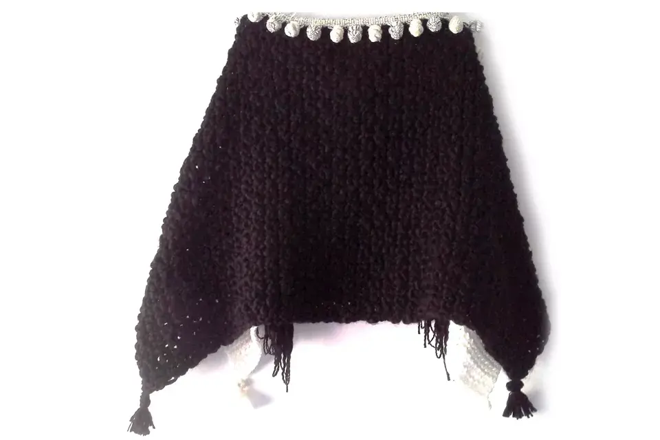 Poncho tejido en blanco y negro (Shales, $3000)