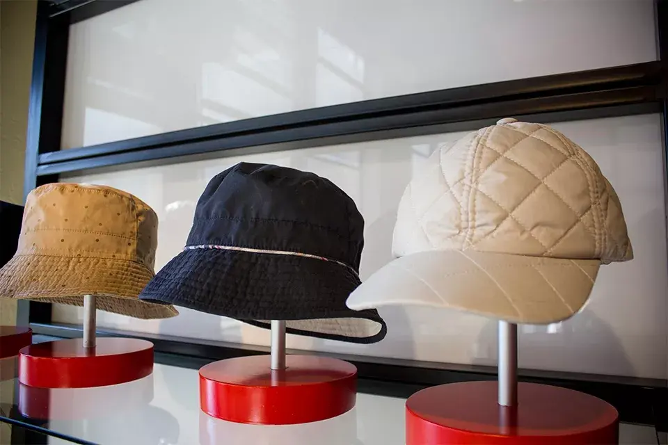 Los sombreros de lluvia son cancherísimos y nos ayudan a proteger nuestro pelo de la humedad