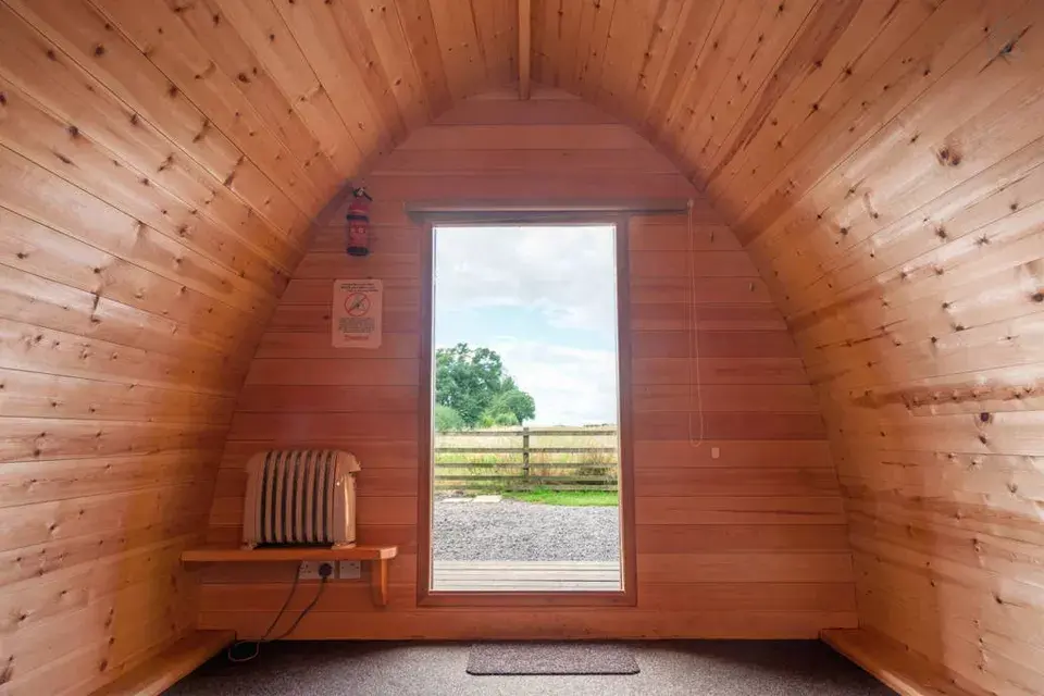 Opción1: estas pequeñas casitas están en un establecimiento de glamping en Reino Unido. Entran hasta 4 personas