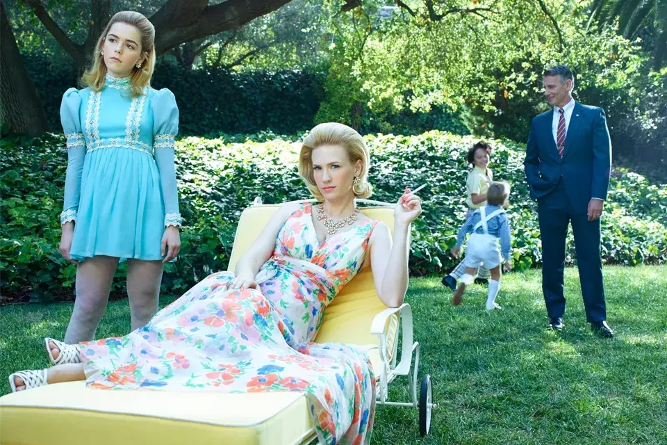 Así la vemos junto a su familia de la TV, en la última temporada de Mad Men
