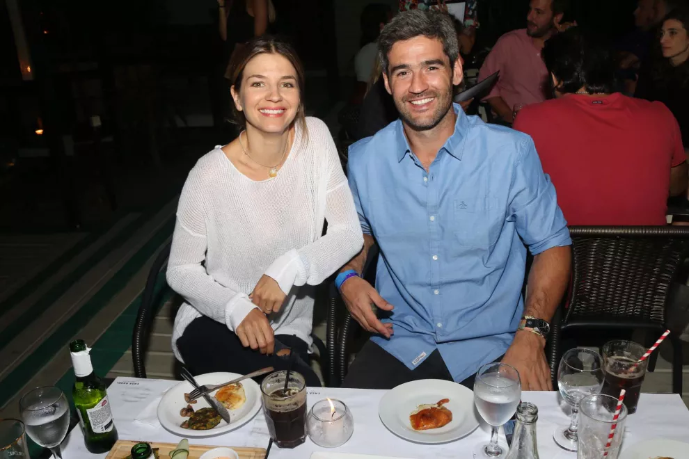 Pareja linda si las hay: Marcela Kloosterboer y su marido, Fernando Sieling, cenando en Casa Babel invitados Stella Artois