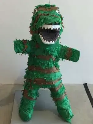 La dueña de esta piñata, regalo que le hizo su novio en su primer cumpleaños juntos, quería deshacerse de ella pero no se decidió a tirarla a la basura