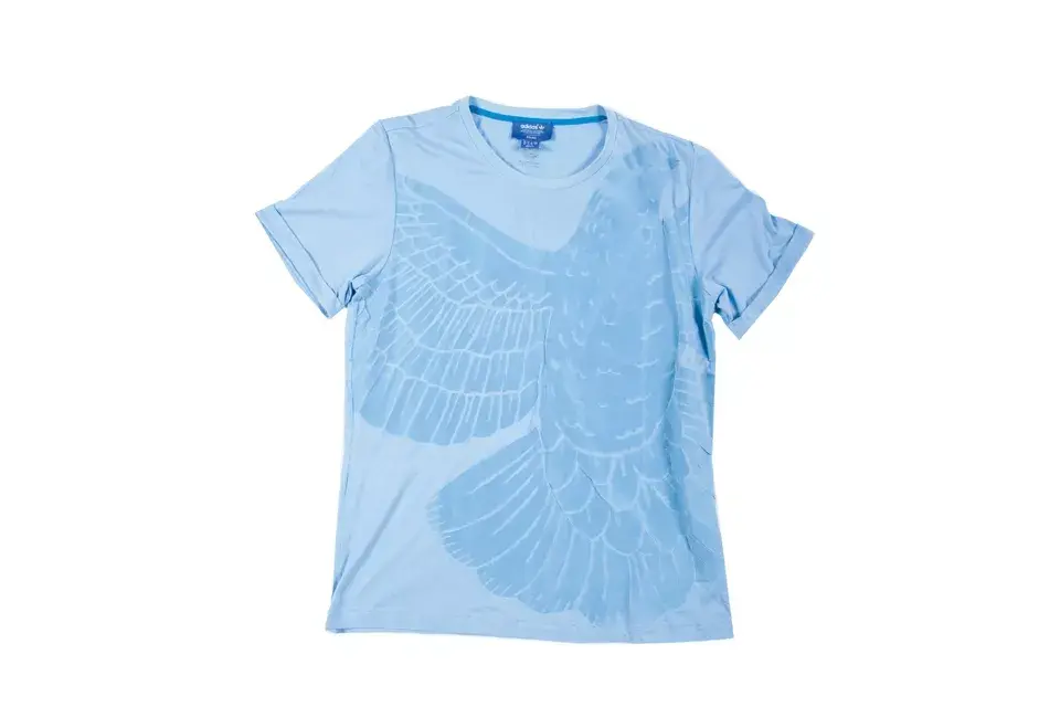 Remera con relieve (Adidas, $429)