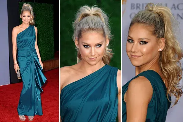 Para los premios Bafta, la tenista Anna Kournikova eligió un vestido en verde petróleo de Tadashi Shoji; un diseño de un hombro, muy elegante, con una cascada de tela de la cintura para abajo