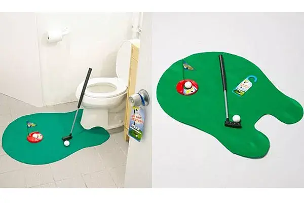 Una alfombra para jugar al golf en el baño