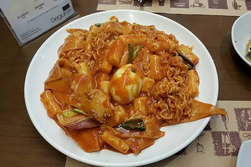 Ubicado en el Koreatown de Flores, este restaurante lleva su nombre a nuestro a partir de una película argentina: Una canción coreana