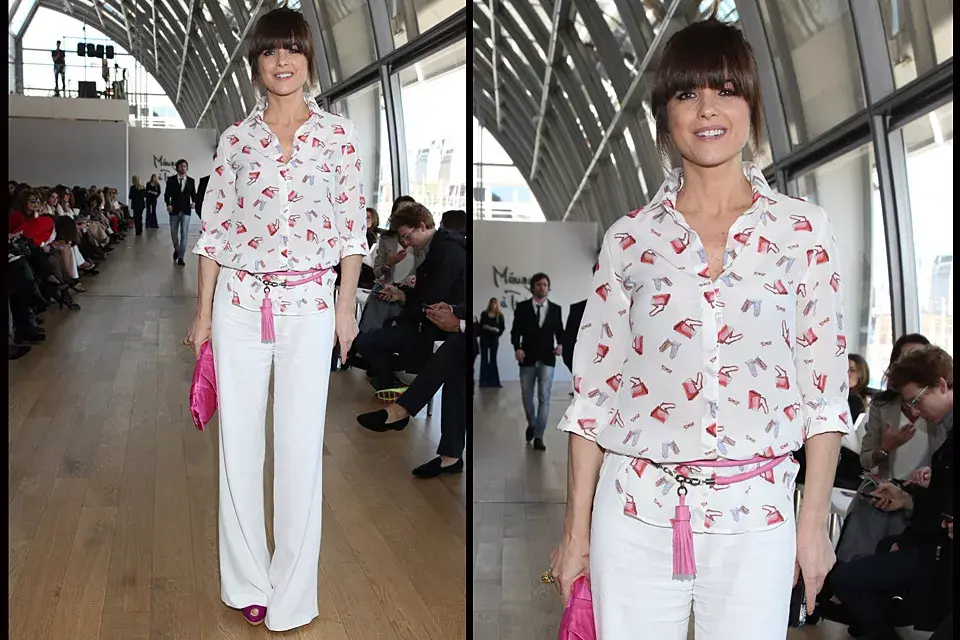 Divina, Araceli estuvo en la primera fila del desfile de Menage a Trois. ¿Su look? Súper fresco: palazzo blanco con camisa con estampas de carteritas (muy girlie!), cinto con borla de flecos, sobre y zapatos en color frambuesa