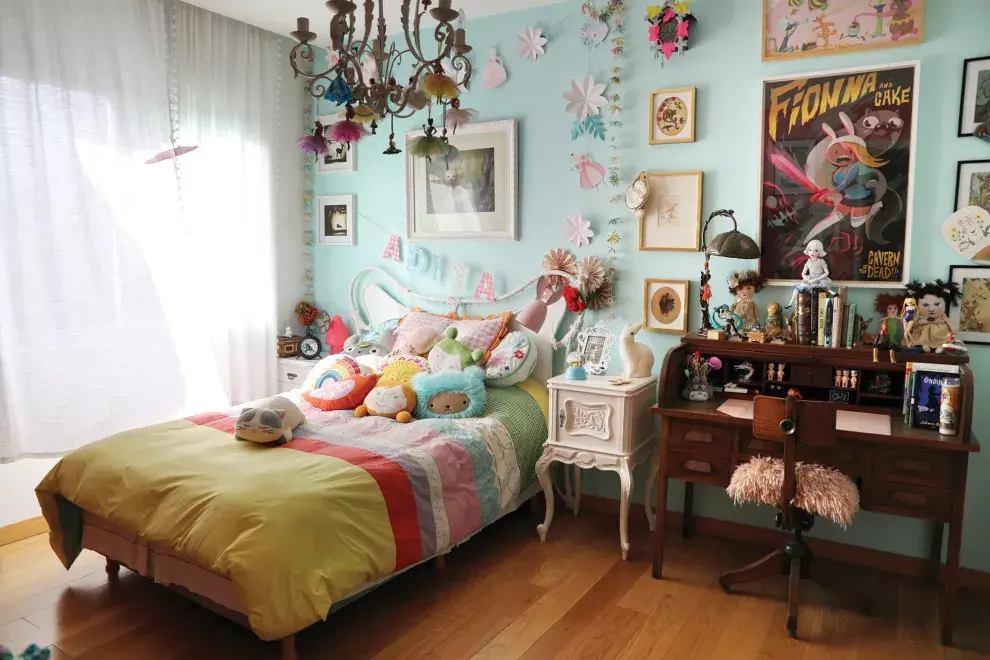 Todos los muebles de la habitación fueron comprados usados. Cada uno representa distintos estilos antiguos de decoración.