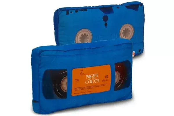 Estas almohadas con forma de cassette te harán recordar la música que escuchabas en los 90