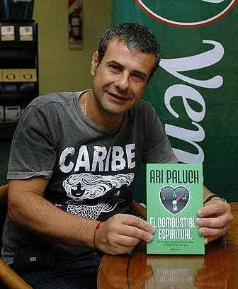 Ari Paluch firmó ejemplares de su libro El combustible espiritual en Yenny de Unicenter.