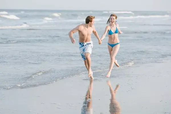 En algún momento –el aburrimiento, el efecto de la cerveza y el sol, en fin, quién sabe–, le das una chance