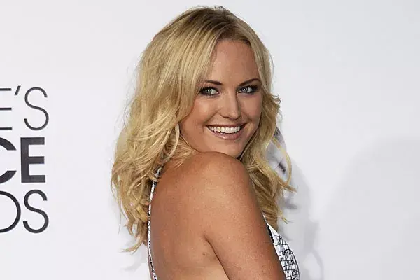 Con el pelo rubio, con reflejos, la actriz Malin Akerman se lo dejó suelto y con algunas ondas