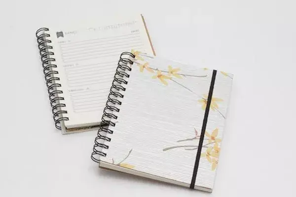 Anillada, con empapelado antiguo (Musgo, desde $90)