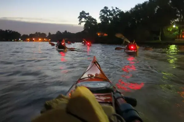 La remada nocturna consiste en navegar a la luz de la luna llena, recorriendo ríos y arroyos