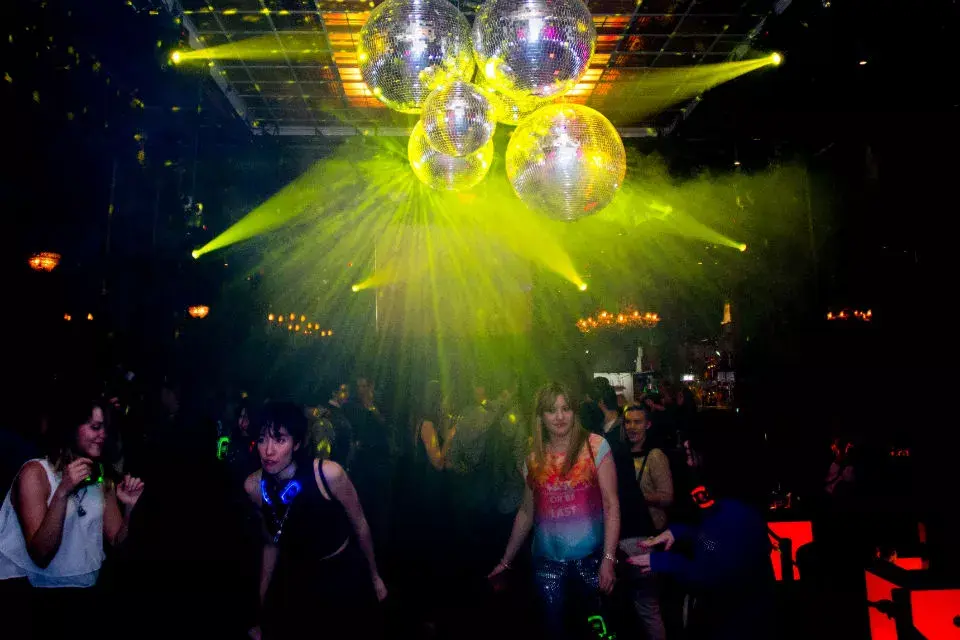 La fiesta Wide Night es una experiencia en las que se unen el arte y el erotismo