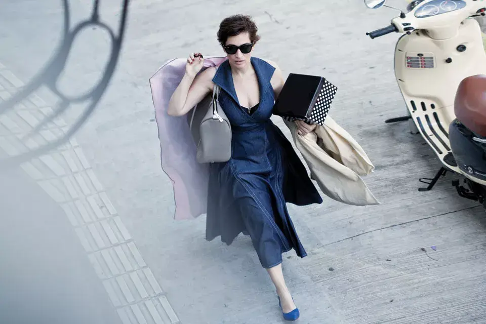 Vestido de denim (Ramírez, Consultar precio), Gafas (De Muriel), Baúl (Peter Kent, $2995), Zapatos (Sofi Martiré, $1650)