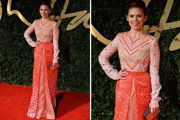 La actriz británica Hayley Atwell fue una de las más coloridas de la noche, con un vestido con mangas largas y lunares. ¡Muy años ´60!