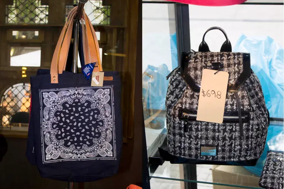 Cartera playera $390. Mochila estampada, súper trendy.