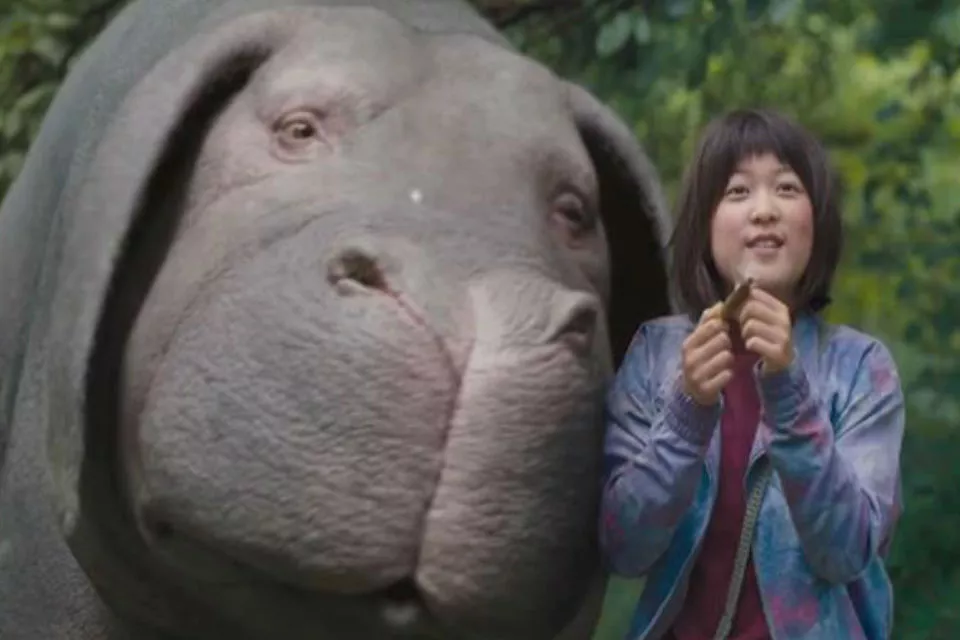 Okja es una cerda adorable, mezcla de hipopótamo, elefante y quién sabe qué.