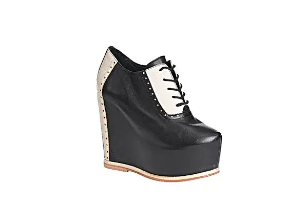 Plataformas bicolor con detalles calados (Prüne, $1590)
