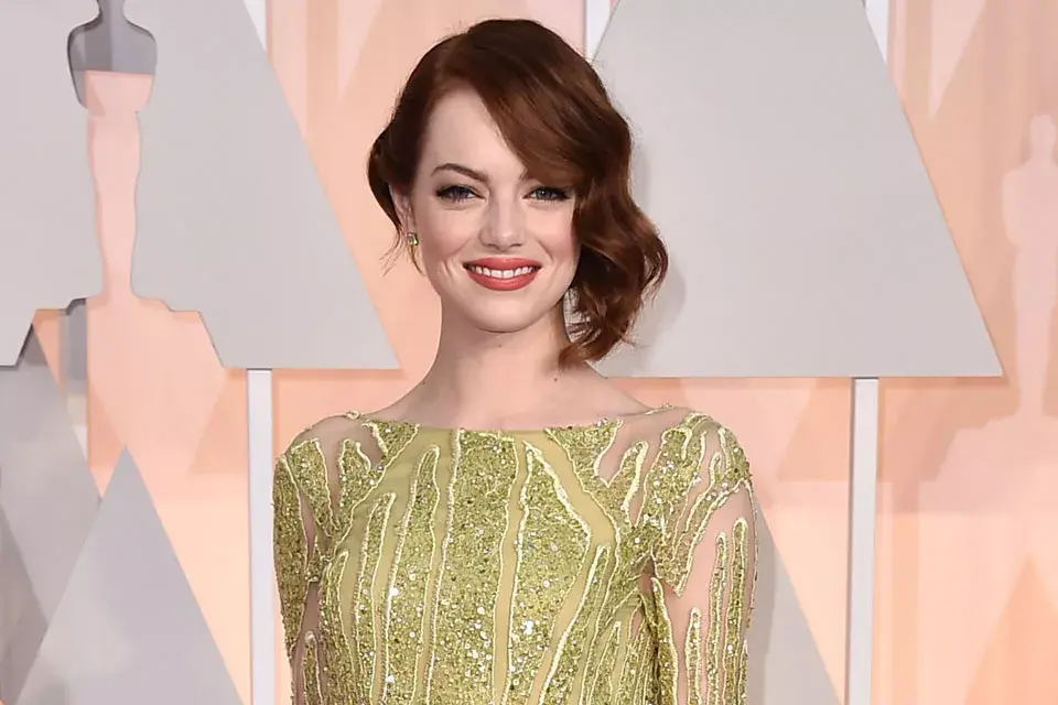 Emma Stone, una de las mejores peinadas de la noche; ¡Morimos por este recogido super original!