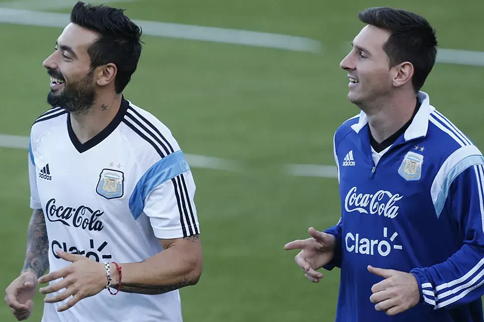 Lavezzi y Messi, dos de los argentinos que se lookean con el pelo levantado antes de salir a la cancha